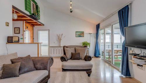 Spacious Rustic 2BR with Terrace & Parking - Foto 1