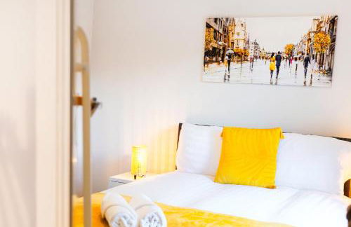 4 Bedrooms Spacious House With 2 Bathrooms Free Parking - sleeps up to 10 guests - Foto 22