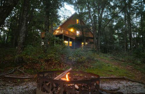 Cheerful Two Bdrm Cabin with Hot Tub & Pet Friendly - Foto 35