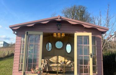 The Pink Cottage upstairs suite & Garden Summer Room - Foto 3