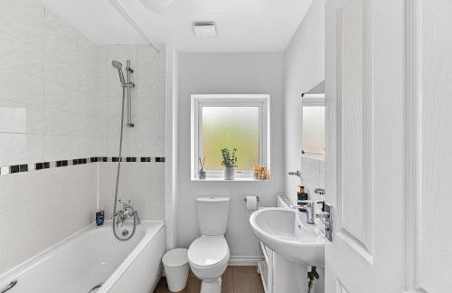 Stylish 3 Bedroom House - Excellent Location - Free Parking, Garden, Fast Wifi, Work Space and Self-Check-In by Yoko Property - Foto 15