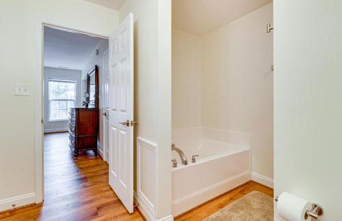 Walk to Dtwn and Campus! Spacious Hampton Home - Foto 19