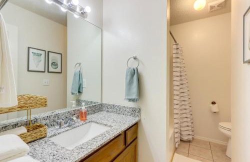 Home with Fenced Yard Near Dtwn Rogers! - Foto 14