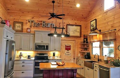 Water's Edge, Covered Porch, Deep Creek as your Backyard Haven, Hot Tub, Pool Table, Fire Pit, Close to Town & Entrance to National Park - Foto 75