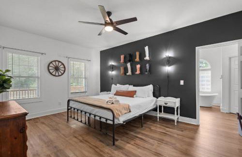 Grandma's Farm on 6 acres with Lighted Barn and River Access - Foto 15