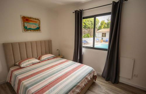 Countryside house with a pool and fireplace - Photo 30