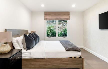 LA Hillside Retreat w Pool Views Fire Pit Outdoor Lounging Casa Bellagio by AvantStay - Foto 35