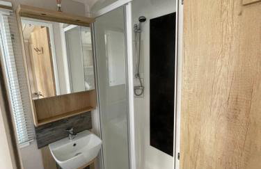 Beautiful caravan at Kent coast with wrap around decking and free WiFi sleeps 6 - Foto 26