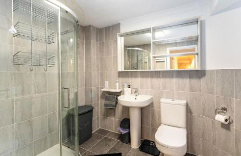 Two-Bedroom House in Beverley Centre with Parking - Foto 6