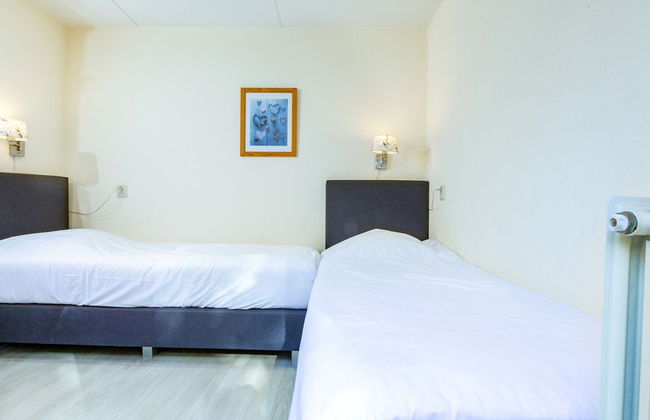 Restyled Holiday Home with Fireplace near Beach - Photo 3