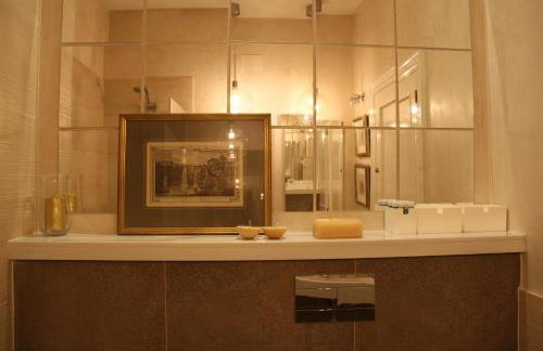 Elegant 2 Bedroom Apartment in Historic 1882 Building Central Sevilla Private Parking & Country Club Access - Foto 29