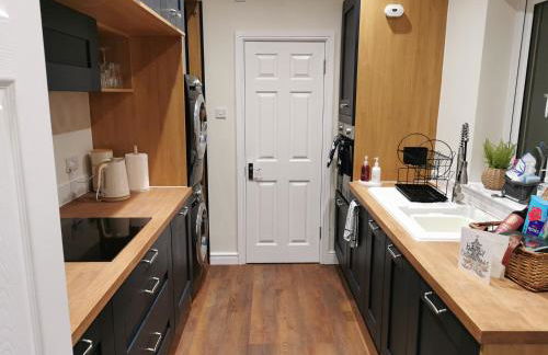 Family Friendly I Pets Welcome I Short Walk to Railway Station I 10min Drive to Safari Park - Foto 16