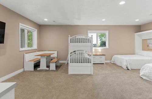 Experience luxury at Lakefront Villa - Foto 26