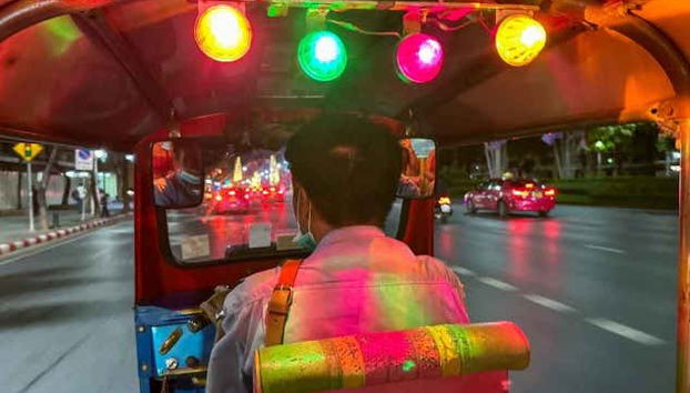 Tour gastronómico nocturno en tuk tuk - Foto 3