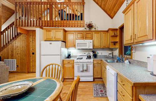 Redwood Rest Getaway - A-Frame with Hot Tub & Deck - Foto 8