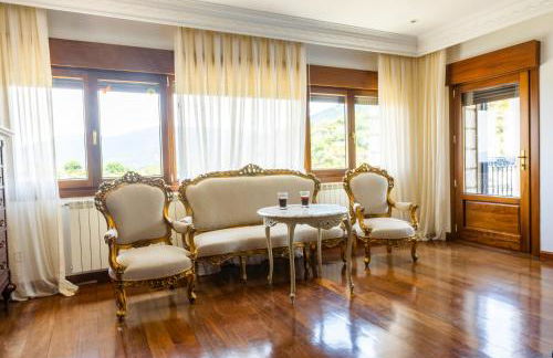 Mansión con Jacuzzi a 40 grados, gran piscina y Pádel - Photo 75