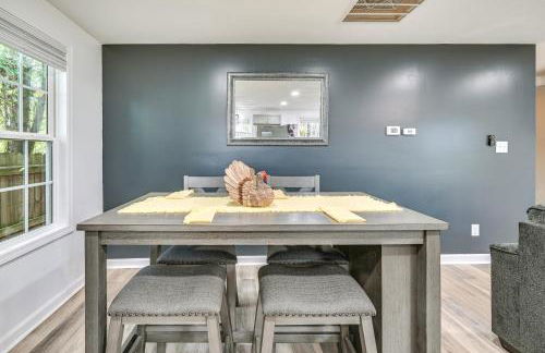 Home with Hot Tub, Playset and Grills in Clarksville! - Foto 9