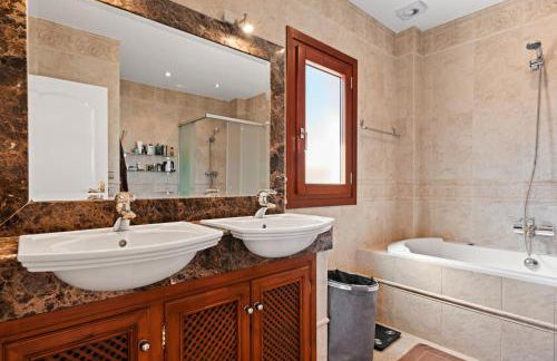 Infinity pool mansion by Costarentals - Ref 85 - Photo 53