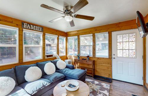 Relaxing Retreat with Deck, 1 Mi to Lake Arrowhead! - Foto 4