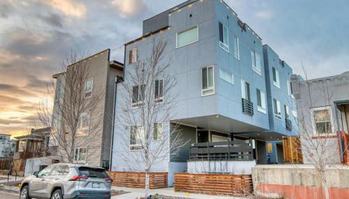 Walk to Empower Field Townhome with Hot Tub! - Foto 3