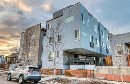 Walk to Empower Field Townhome with Hot Tub! - Foto 3