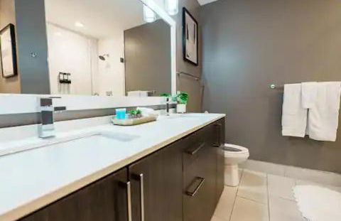 High-Rise Apartment with Panoramic Skyline Views - Foto 7