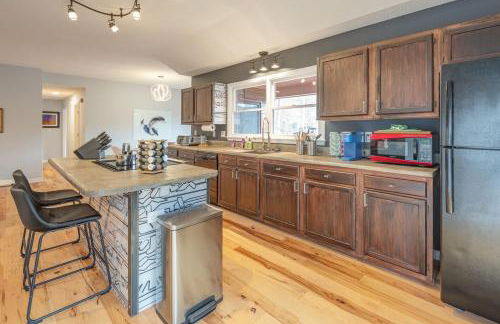 Majestic - Modern Cabin, Hot Tub, & Game Room! - Foto 10