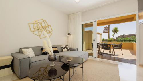 Luxurious frontline golf apartment in Elviria - Photo 3