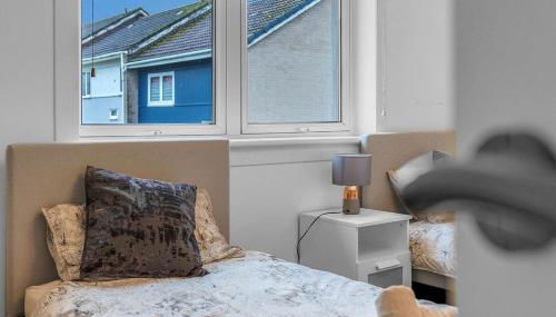 West Lothian 5 Beds + car space - Photo 2