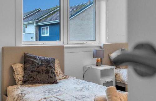 West Lothian 5 Beds + car space - Photo 2