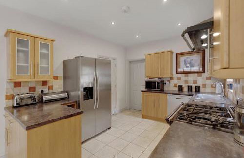 Seven Space - 7 Bedroom Home with Large Garden & Hot Tub - Foto 8