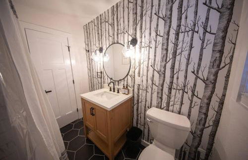 Centrally Located Cozy Modern Home in Bethel - Foto 20