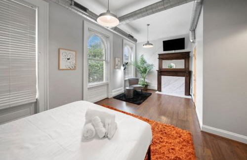 City Escape 2BR Steps to TQL near OTR and Downtown - Foto 18