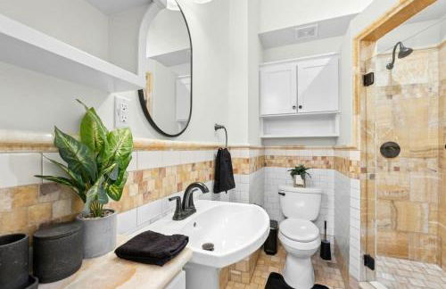 2025 New Build Victorian Gem on UT, 4BR, 2BA Downtown with Free Parking - Foto 16