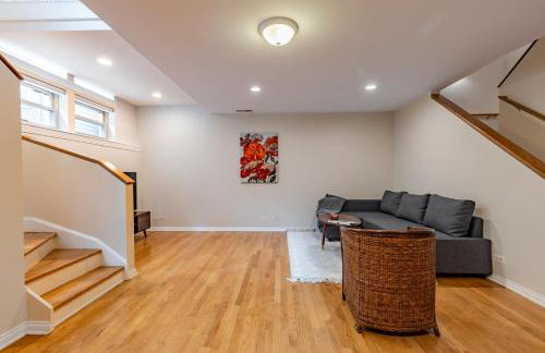 Windy City Getaway - 3BR 2BA Chicago Townhouse home - Photo 11