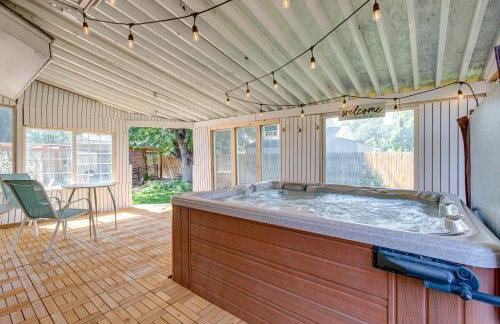 Spacious Aurora Retreat w/ Game Room + Hot Tub! - Foto 34