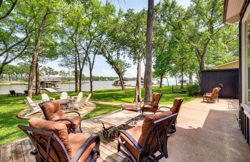 Live Lake Life! Enchanted Oaks Gem with Private Dock - Foto 27