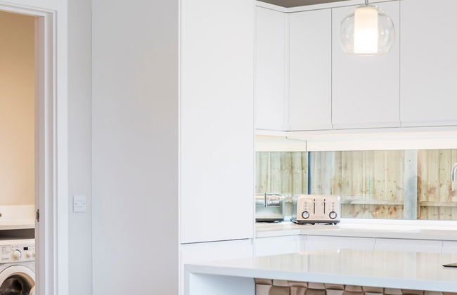 Stylish new Home With Parking - King Beds Garden - Foto 15