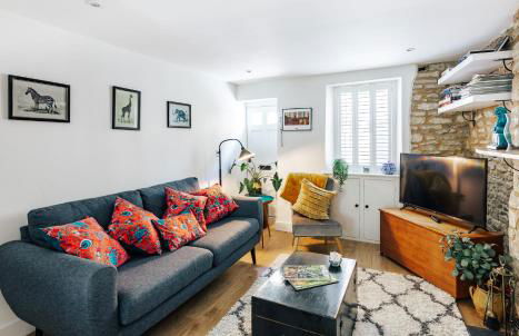 Delightful Cotswold Cottage for two, Log Burner, Garden & Dog Friendly - Photo 16