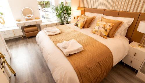 THE PALMS Lux living Condo B'mouth Town Centre & Beach - Photo 3, towels