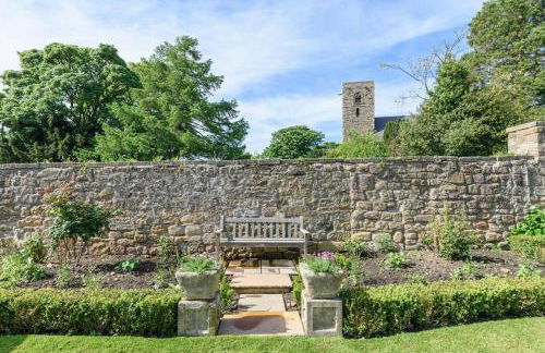 10 Bed Stunning House in village, with Hot Tub - Photo 45