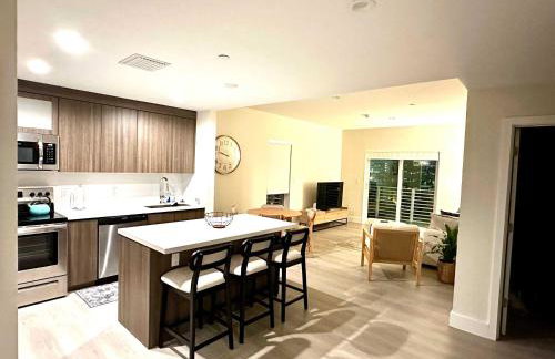 Modern Cozy 2 bedroom FREE Parking & High Speed Wifi - Foto 1