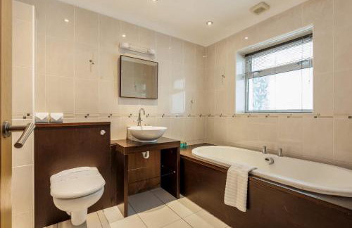 The Gables Penthouse - 15-Minute Walk to Branksome Chine Beach - Photo 7