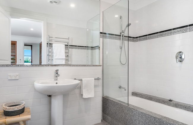 Your Luxury Escape - White Wood - Photo 16