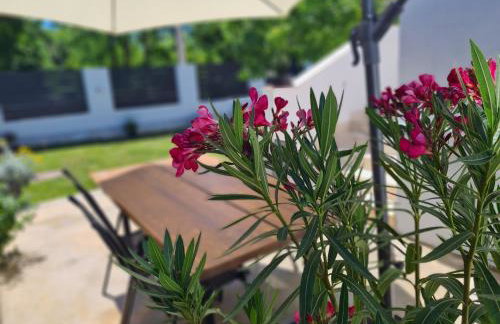 Vacation house with private pool and yard - Photo 18