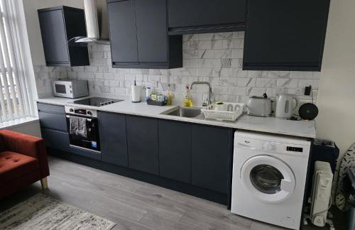 Modern 2 Bed Apartment, Desborough, Kettering, Sleeps 5, Free Parking, WIFI, Ideal for Contractors, Professionals, Families and Relocations - Photo 2