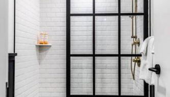 King Bed, Historic Hotel, Bangor, Room # 101 - Foto 4