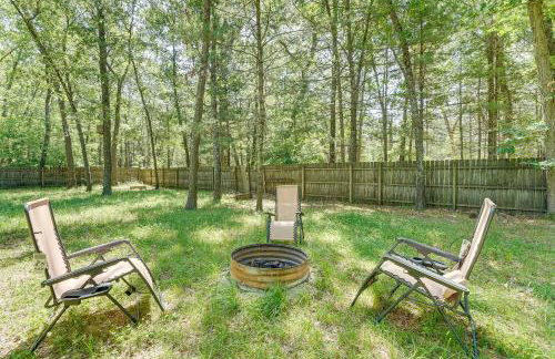 Walk to Fox Lake Pet-Friendly A-Frame with Fire Pit - Foto 29