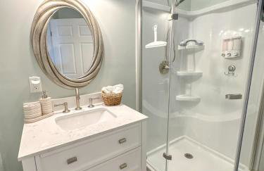 Lakefront 5 Bedroom Vacation Home - Sleeps 12! - Foto 20