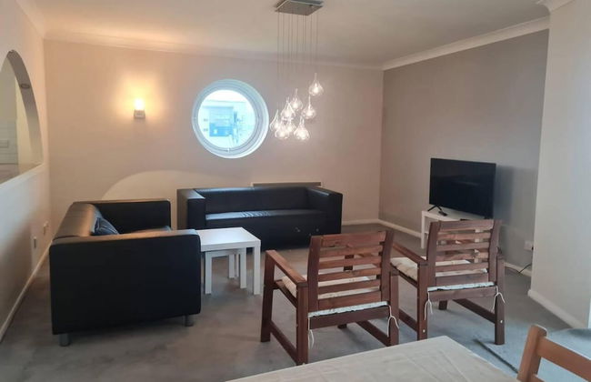 Beautiful 3-bed Apartment in Swansea - Photo 8